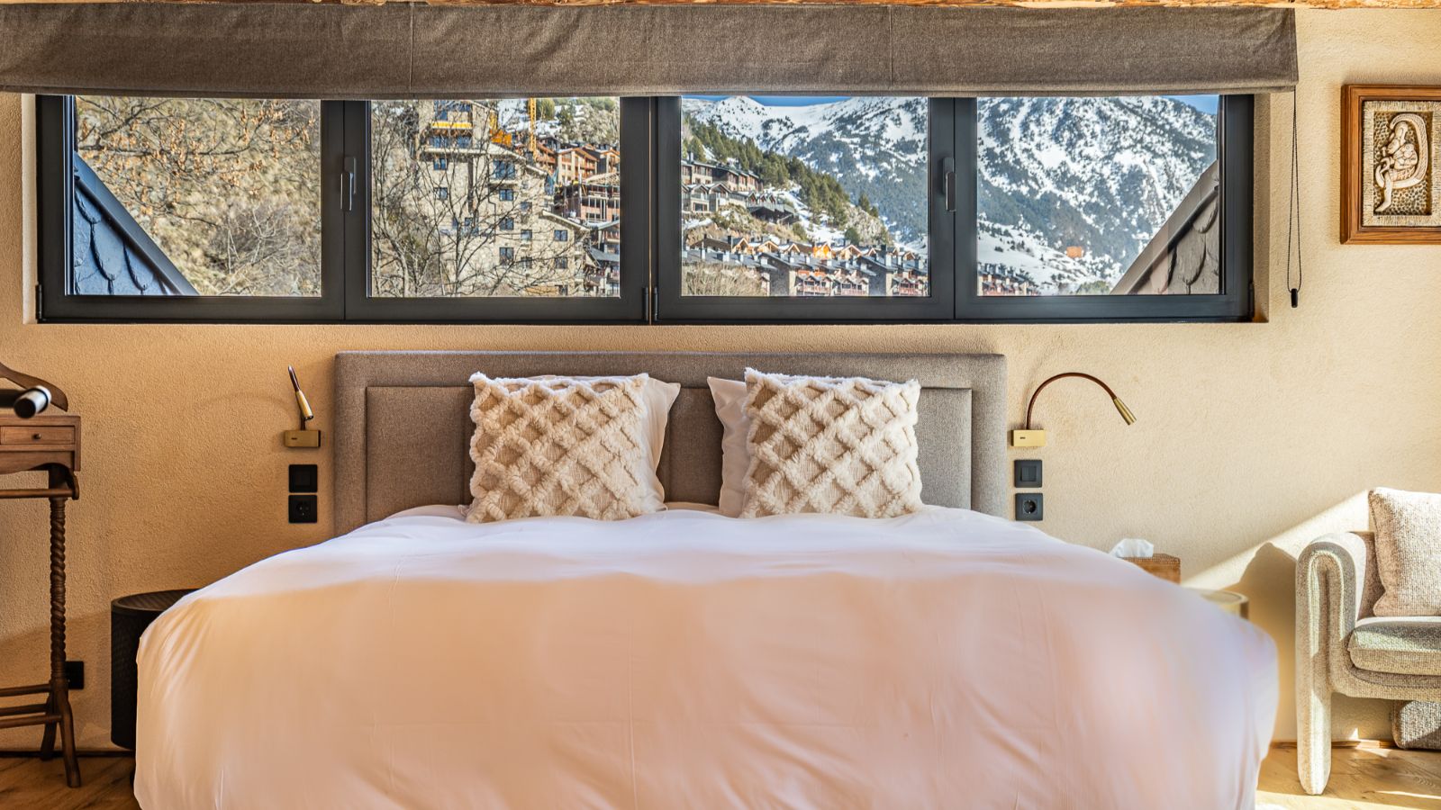 Luxury-Ski-Andorra-Xalet Valira-Oxford-Ski-Company- Bedroom (4).jpg