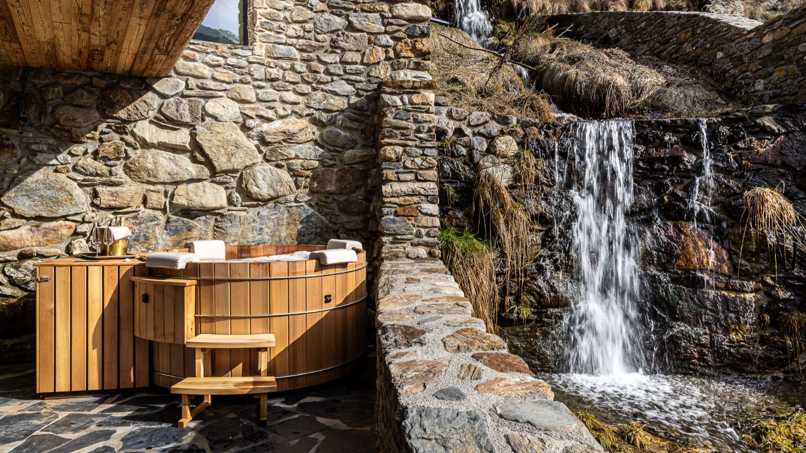 Luxury-Ski-Andorra-Xalet Valira-Oxford-Ski-Company- Hot Tub (2).jpg