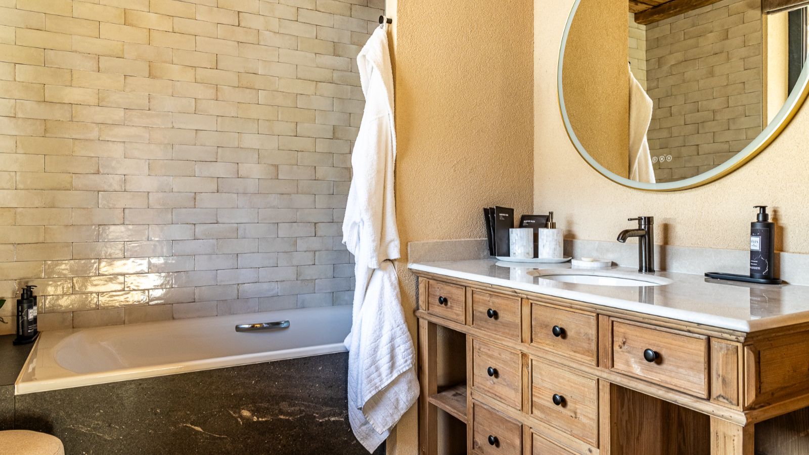 Luxury-Ski-Andorra-Xalet Valira-Oxford-Ski-Company-Bathroom (3).jpg