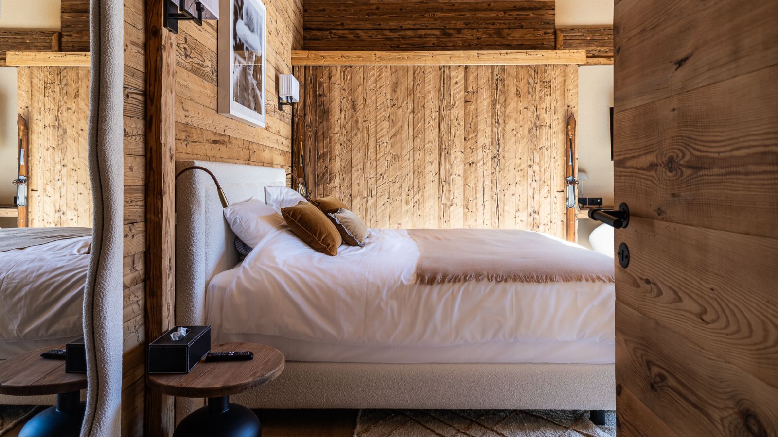 Luxury-Ski-Andorra-Xalet Valira-Oxford-Ski-Company-bedroom (3).jpg