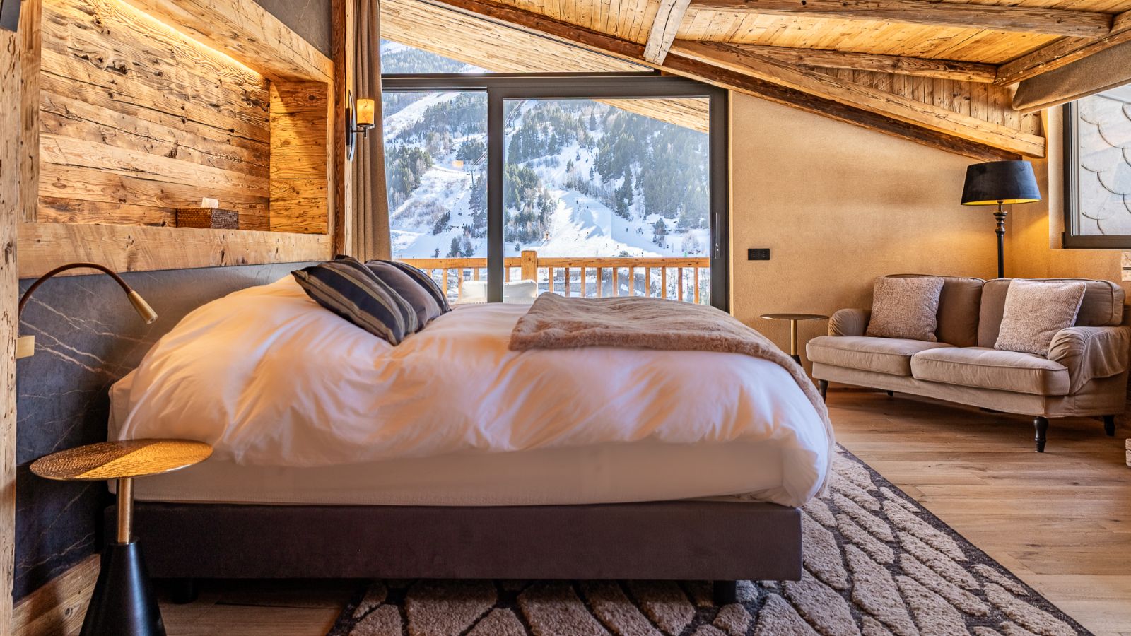 Luxury-Ski-Andorra-Xalet Valira-Oxford-Ski-Company-bedroom (4).jpg