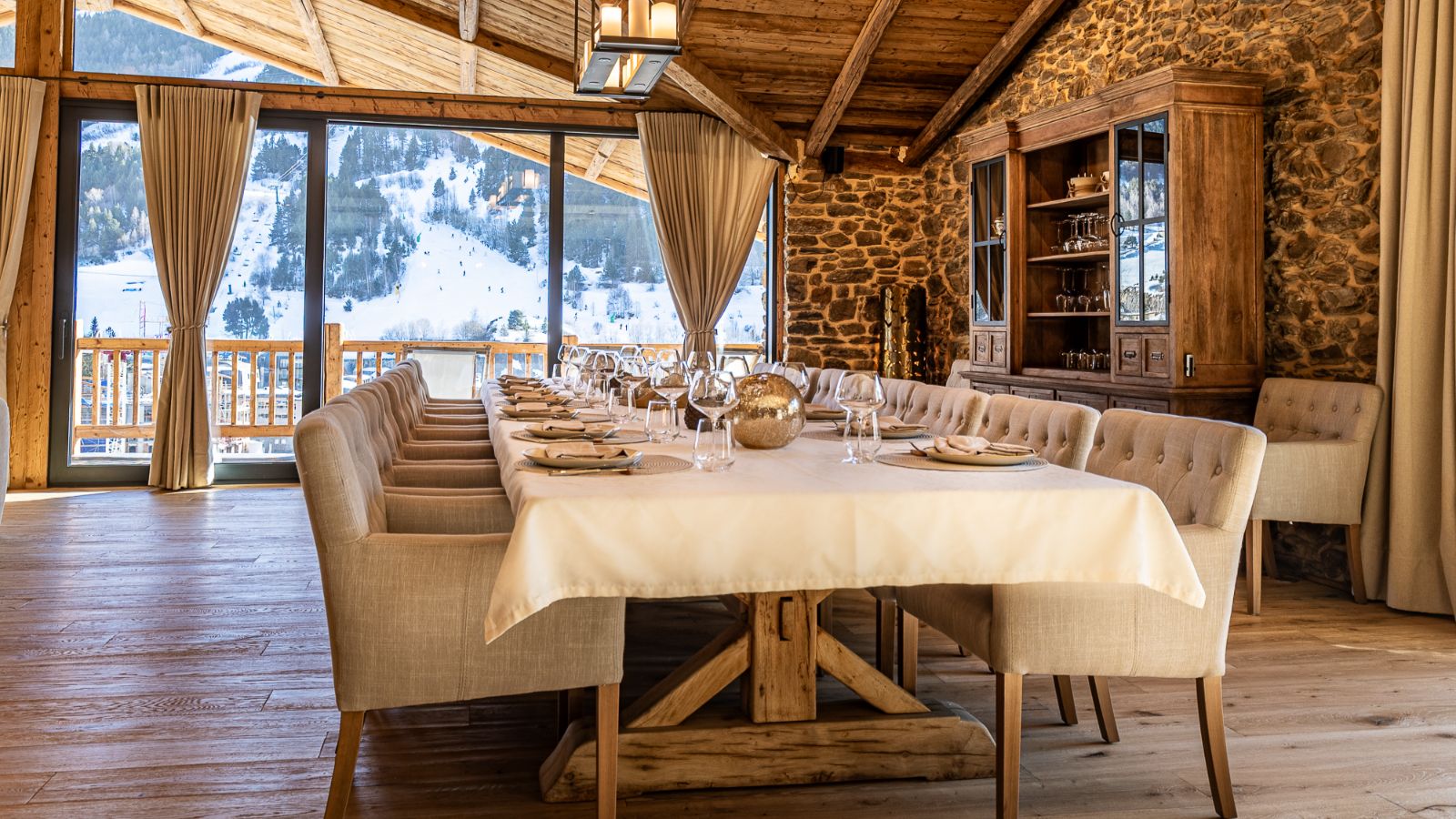 Luxury-Ski-Andorra-Xalet Valira-Oxford-Ski-Company-Dining (7).jpg