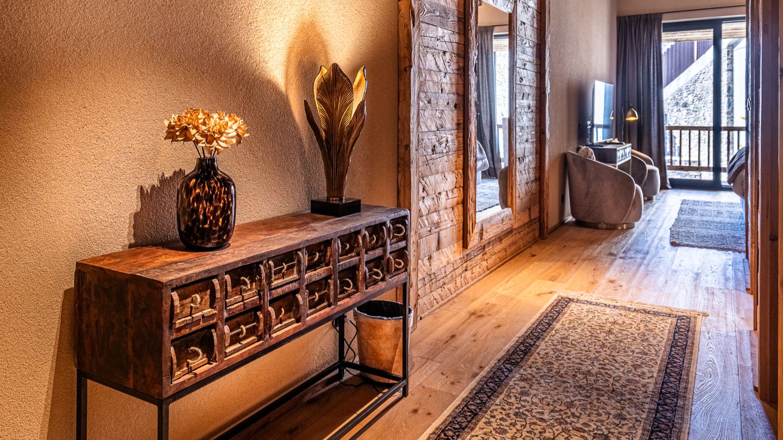 Luxury-Ski-Andorra-Xalet Valira-Oxford-Ski-Company-Hall (2).jpg