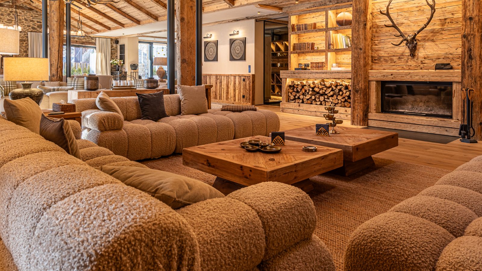 Luxury-Ski-Andorra-Xalet Valira-Oxford-Ski-Company-Lounge (4).jpg