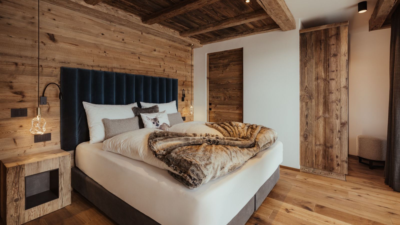 Luxury-Ski-ValGardena-Chalet p-Oxford Ski-cinch bed room 1.jpeg