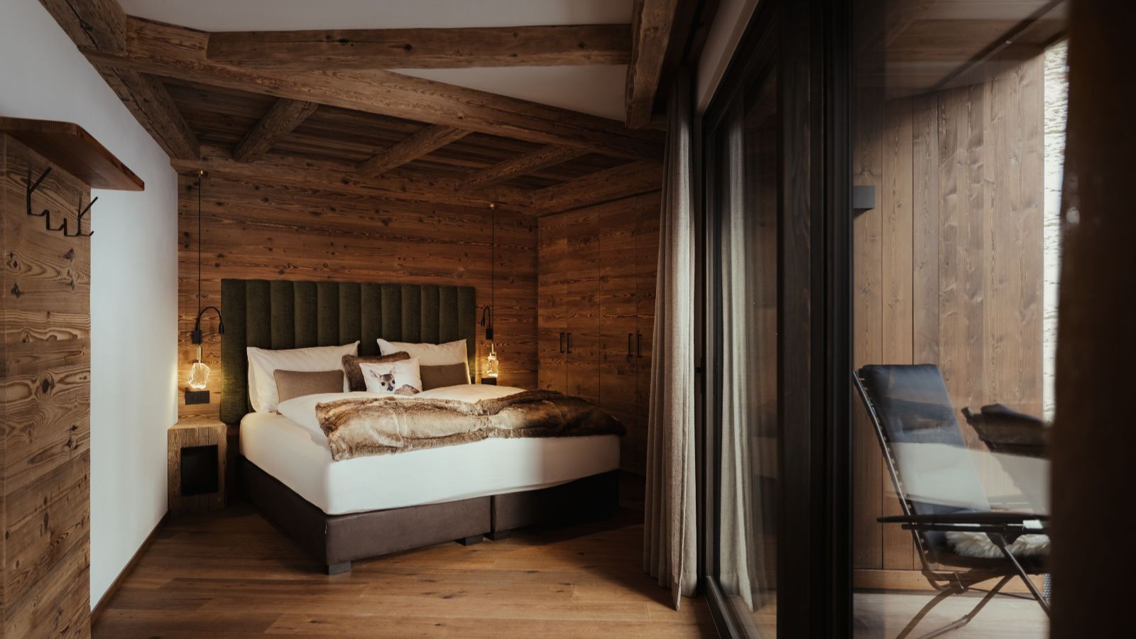 Luxury-Ski-ValGardena-Chalet P-Oxford Ski-trei bed room 1.jpeg
