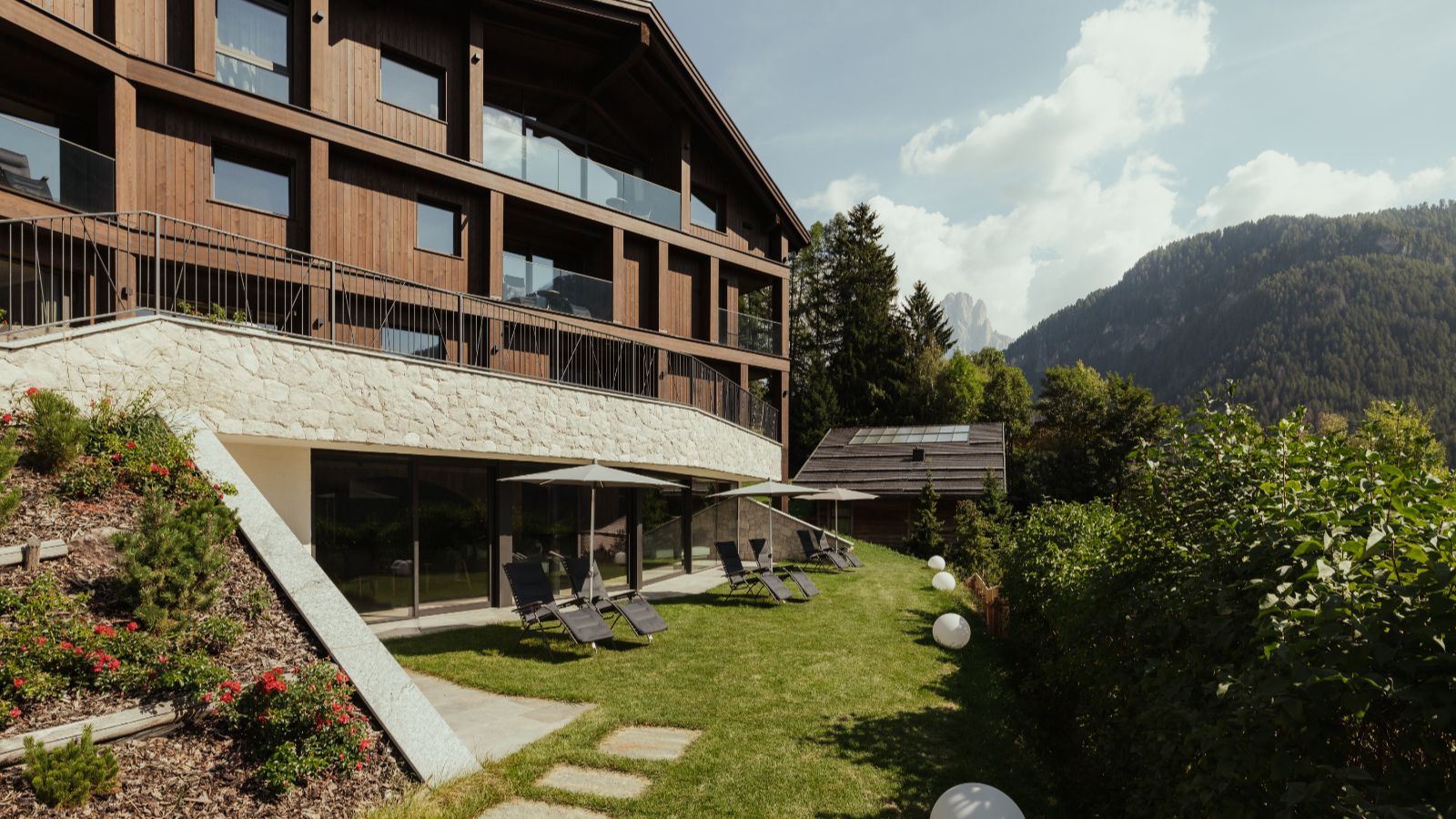 Luxury-Ski-ValGardena-Chalet p-Oxford Ski- Chalet outside (2).jpg