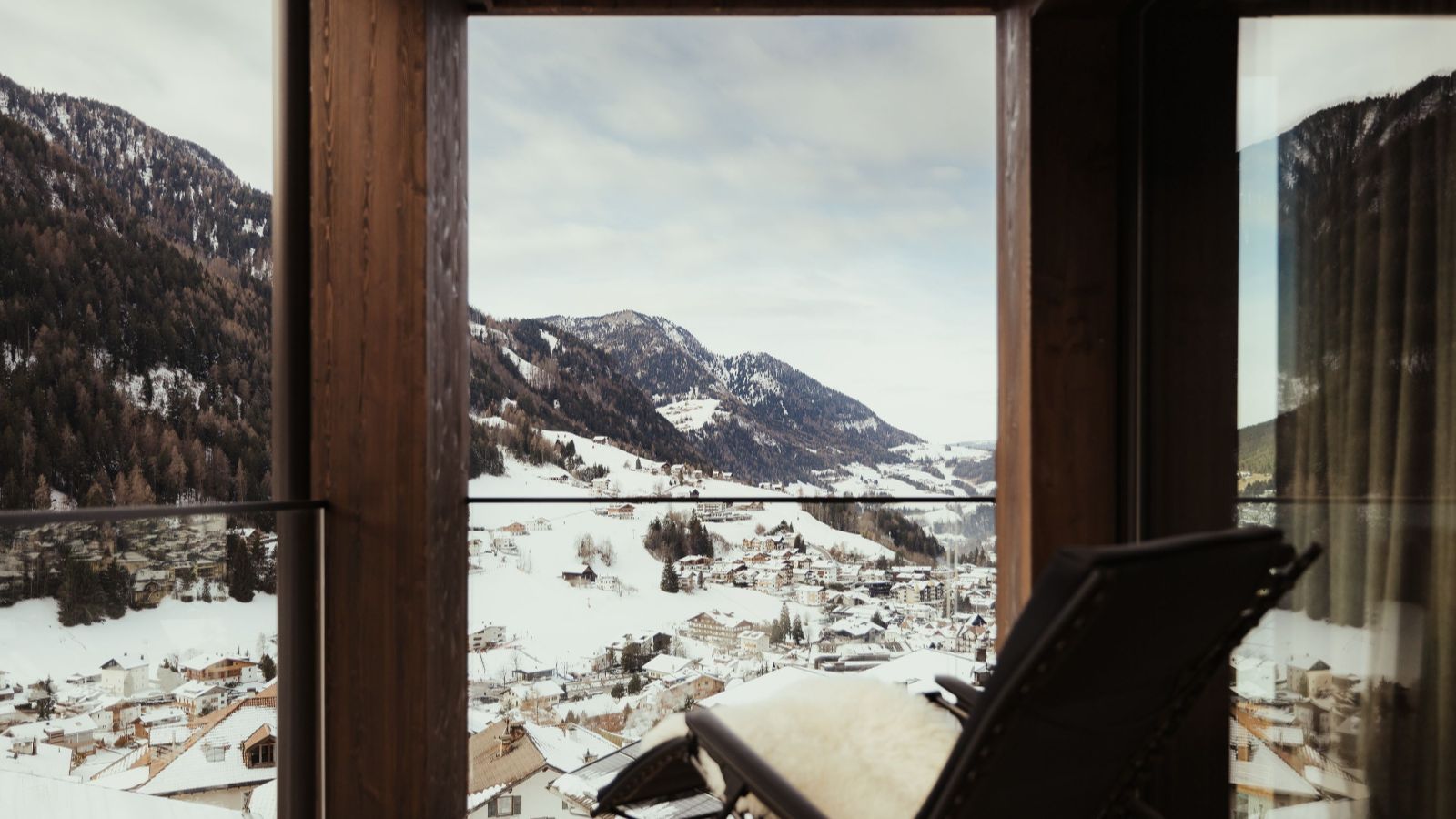Luxury-Ski-ValGardena-Chalet P-Oxford Skitrei balcony 2.jpeg