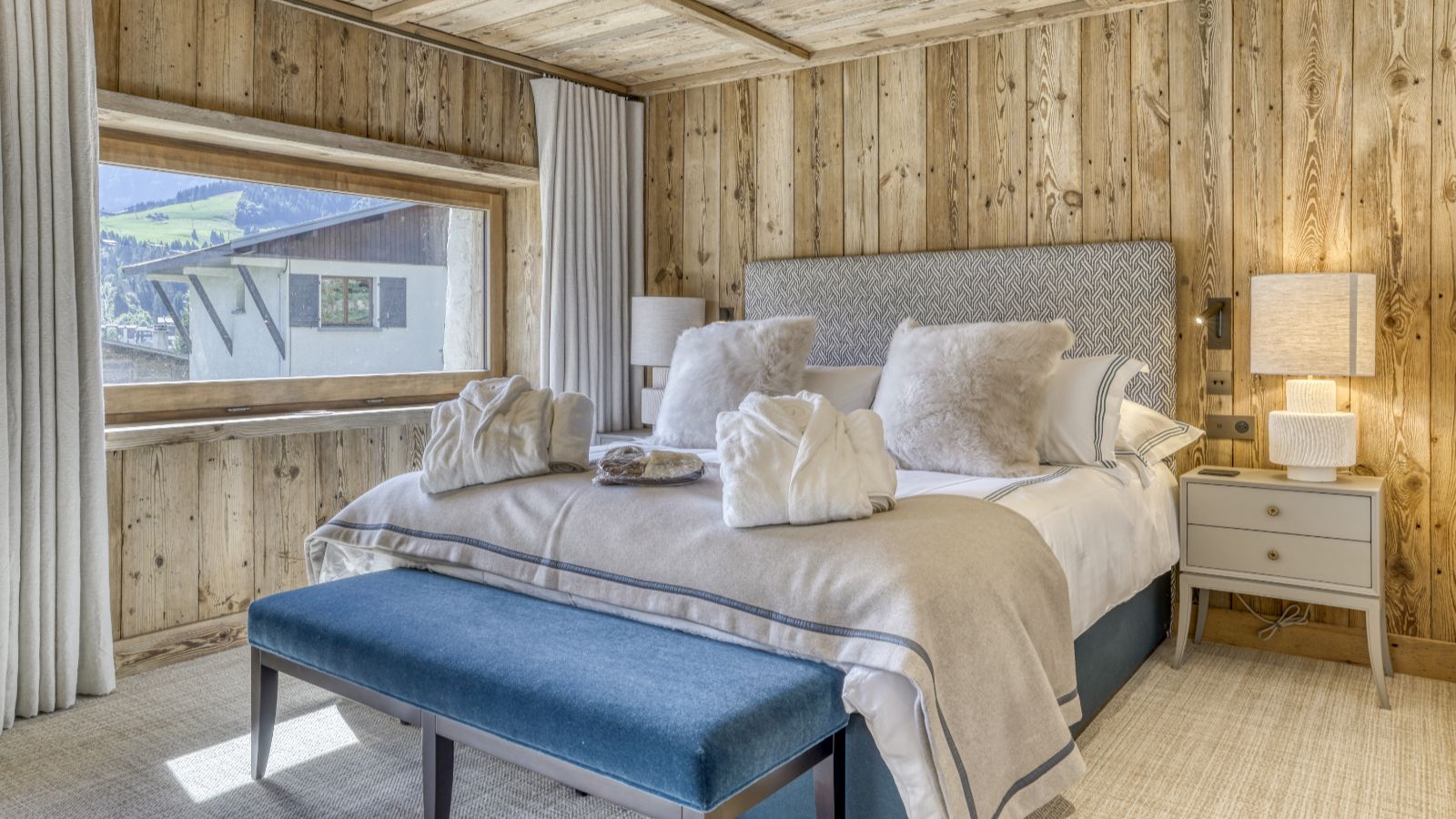 Luxury-Ski-Megève-Chalet Etoile du Nord-Oxford Ski Compnay-Bedroom.jpg