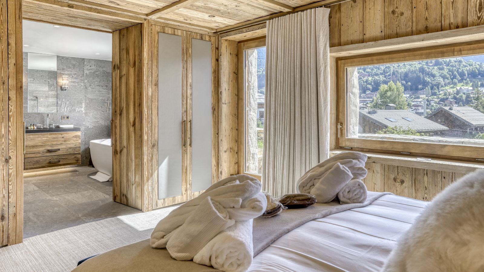 Luxury-Ski-Megève-Chalet Etoile du Nord-Oxford Ski Compnay-Bedroom1.jpg