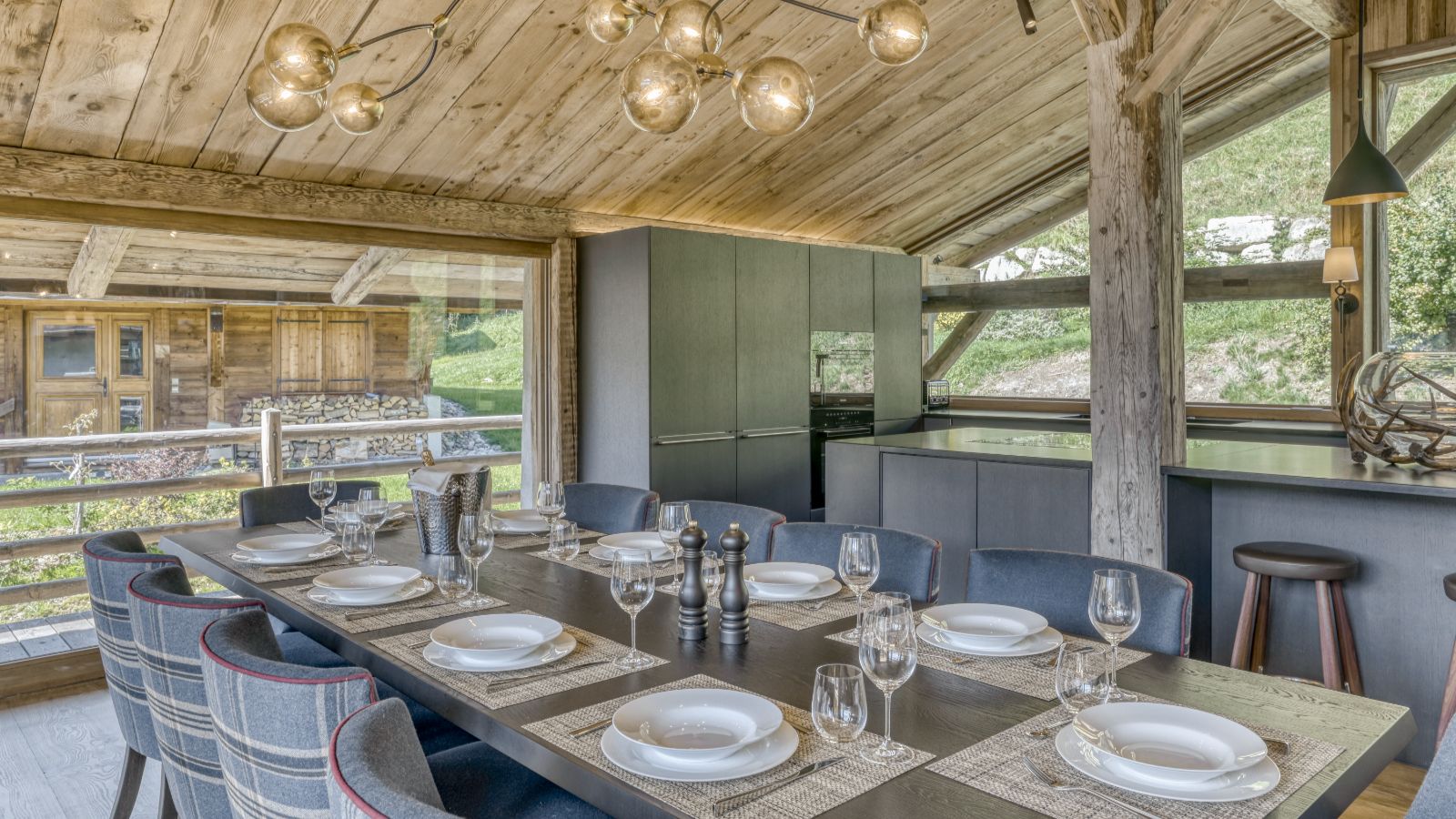 Luxury-Ski-Megève-Chalet Etoile du Nord-Oxford Ski Compnay-Dining (2).jpg