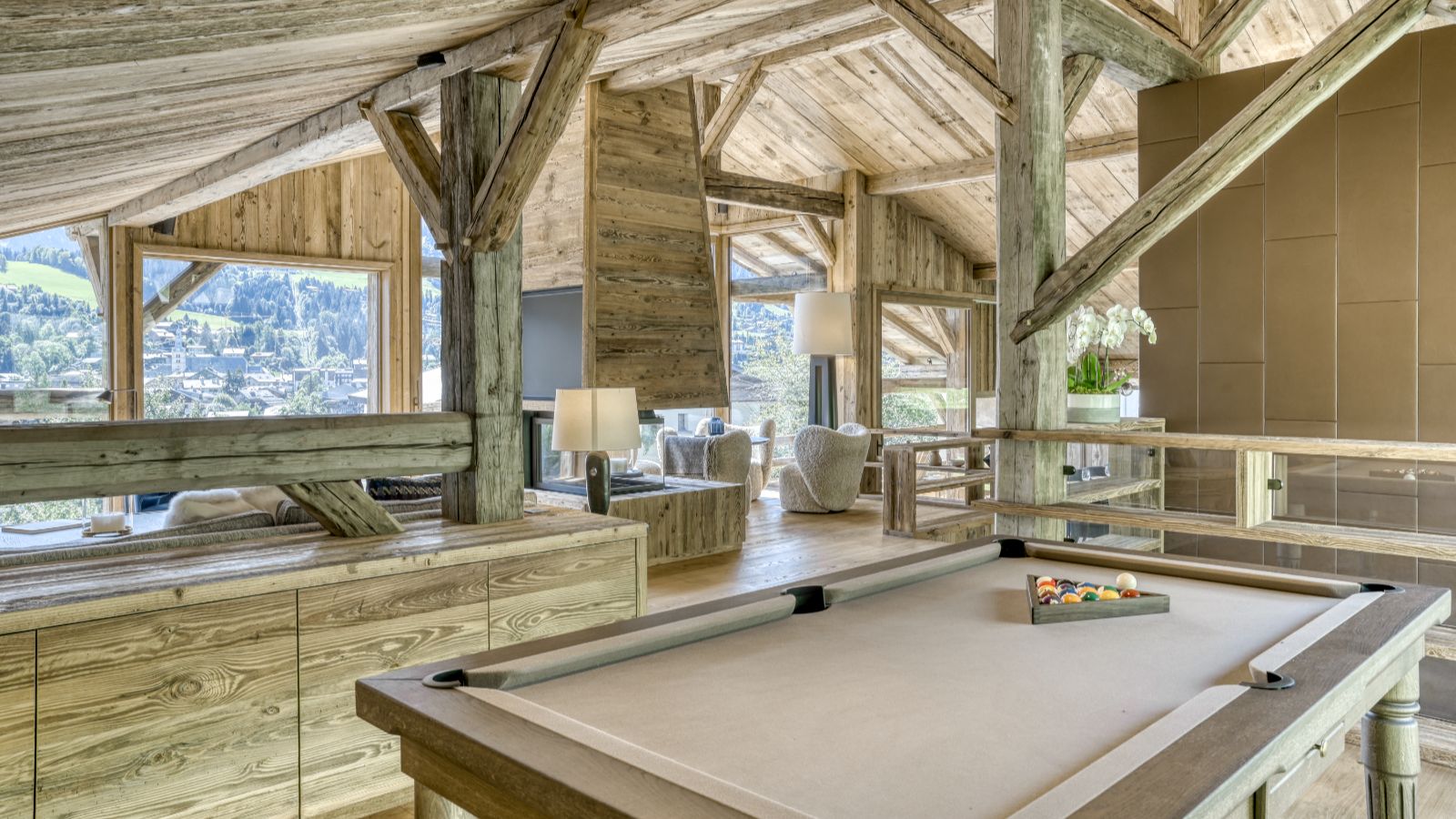 Luxury-Ski-Megève-Chalet Etoile du Nord-Oxford Ski Compnay-Living.jpg