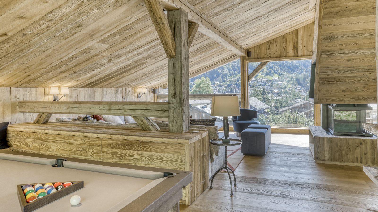 Luxury-Ski-Megève-Chalet Etoile du Nord-Oxford Ski Compnay-lounge (2).jpg