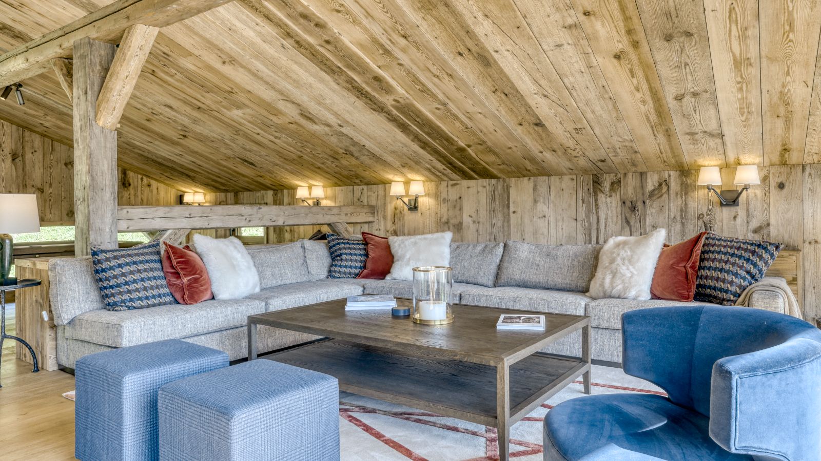 Luxury-Ski-Megève-Chalet Etoile du Nord-Oxford Ski Compnay-Lounge (3).jpg