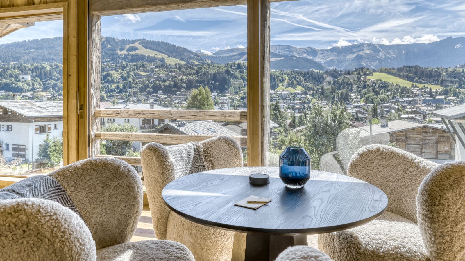 Luxury-Ski-Megève-Chalet Etoile du Nord-Oxford Ski Compnay-seating.jpg