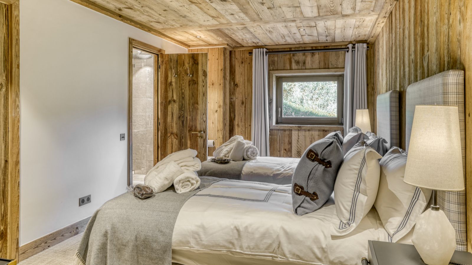 Luxury-Ski-Megève-Chalet Etoile du Nord-Oxford Ski Compnay-Twin Bedroom.jpg