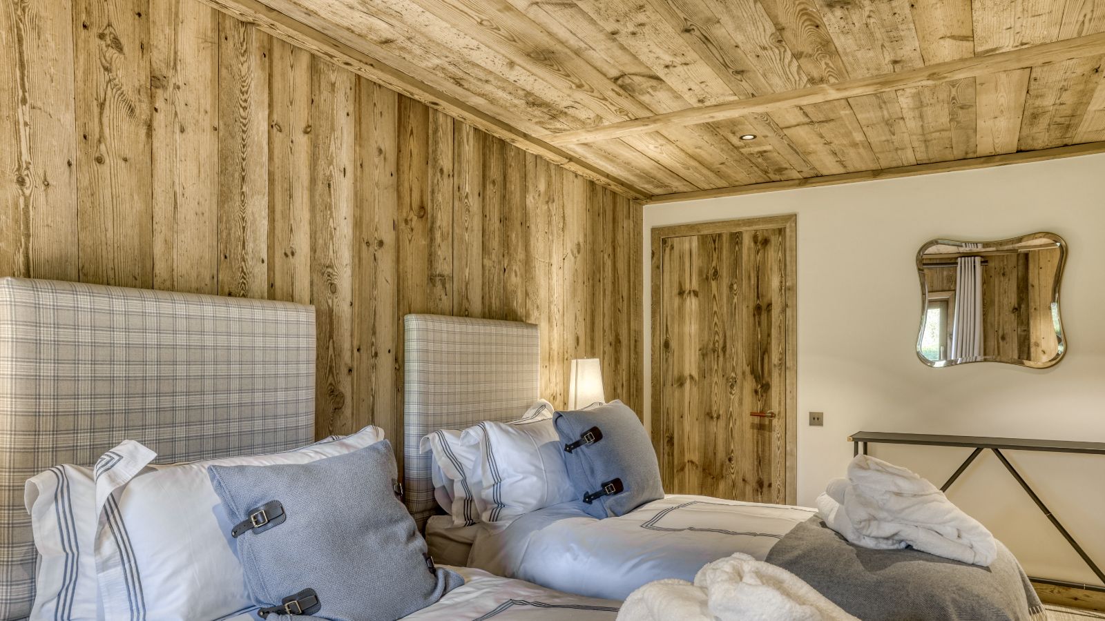 Luxury-Ski-Megève-Chalet Etoile du Nord-Oxford Ski Compnay-Twin room.jpg