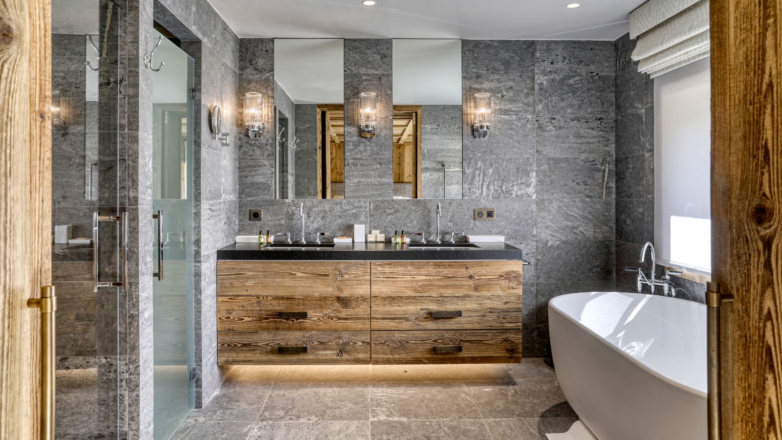 Luxury-Ski-Megève-Chalet Etoile du Nord-Oxford Ski Compnay-Bathroom.jpg