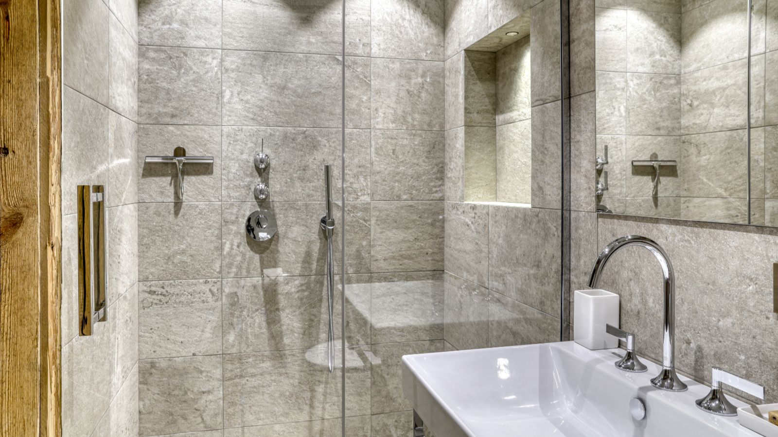 Luxury-Ski-Megève-Chalet Etoile du Nord-Oxford Ski Compnay-Bathroom3.jpg