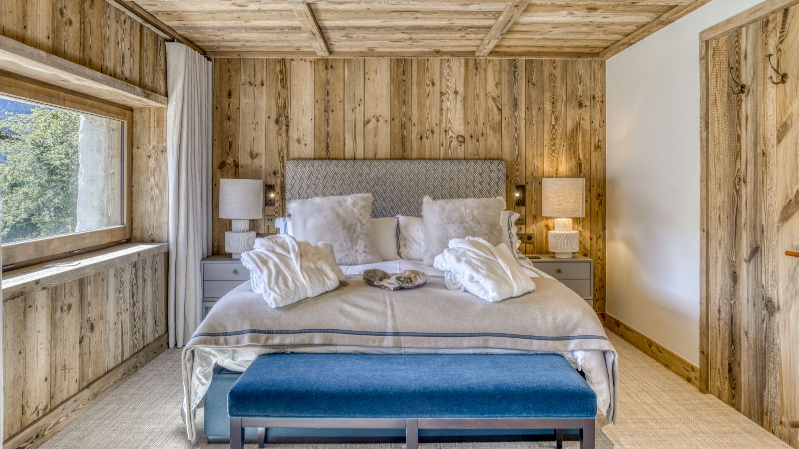 Luxury-Ski-Megève-Chalet Etoile du Nord-Oxford Ski Compnay-Bedroom (2).jpg
