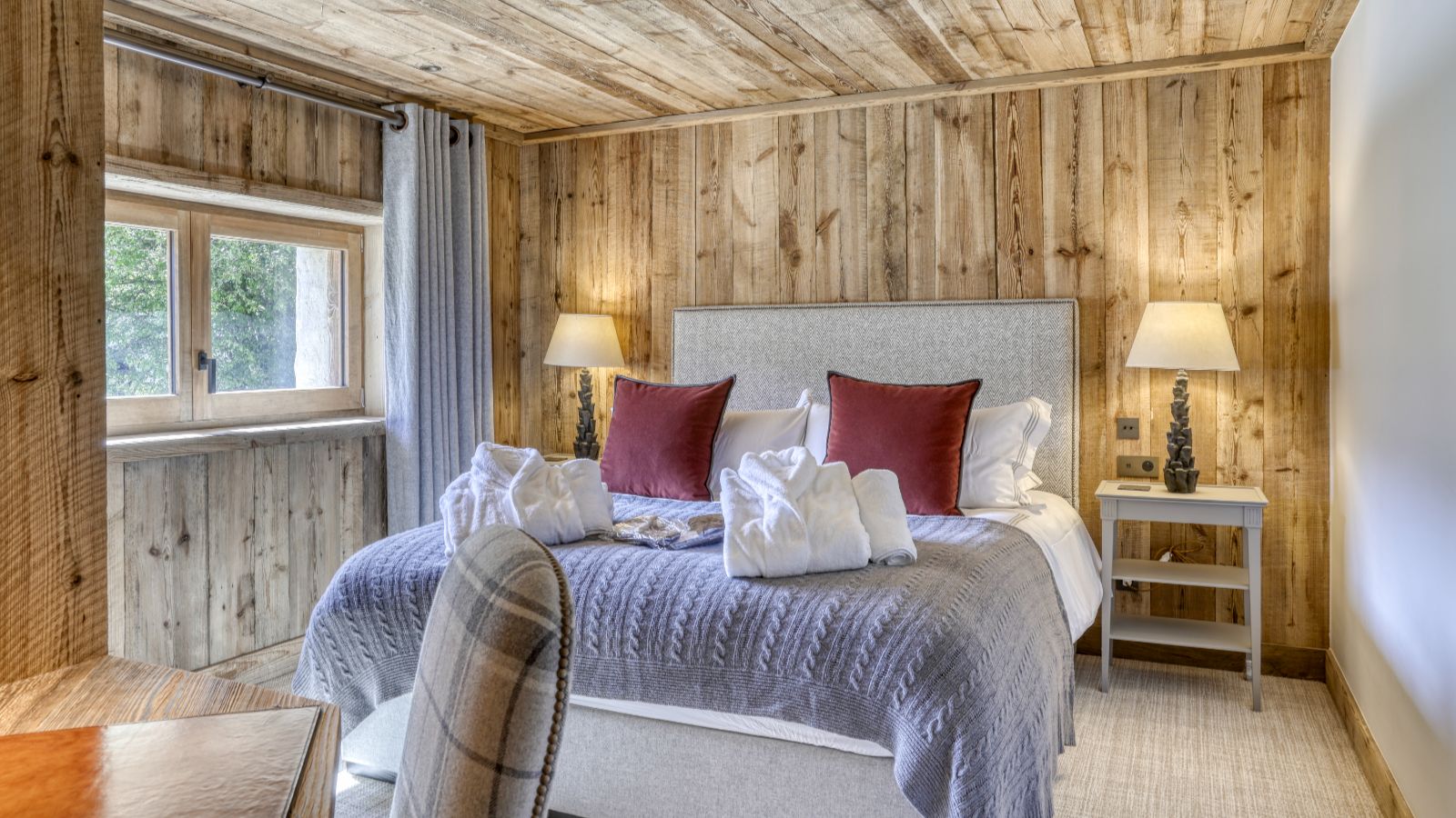 Luxury-Ski-Megève-Chalet Etoile du Nord-Oxford Ski Compnay-Bedroom (3).jpg