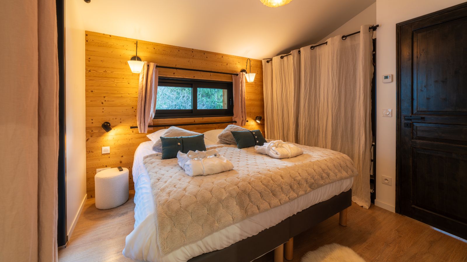 Luxury-Ski-Chalet-Chalet-du-Bois-Melay-LaPlagne-Oxford-Ski-Company-Bedroom (1).jpg