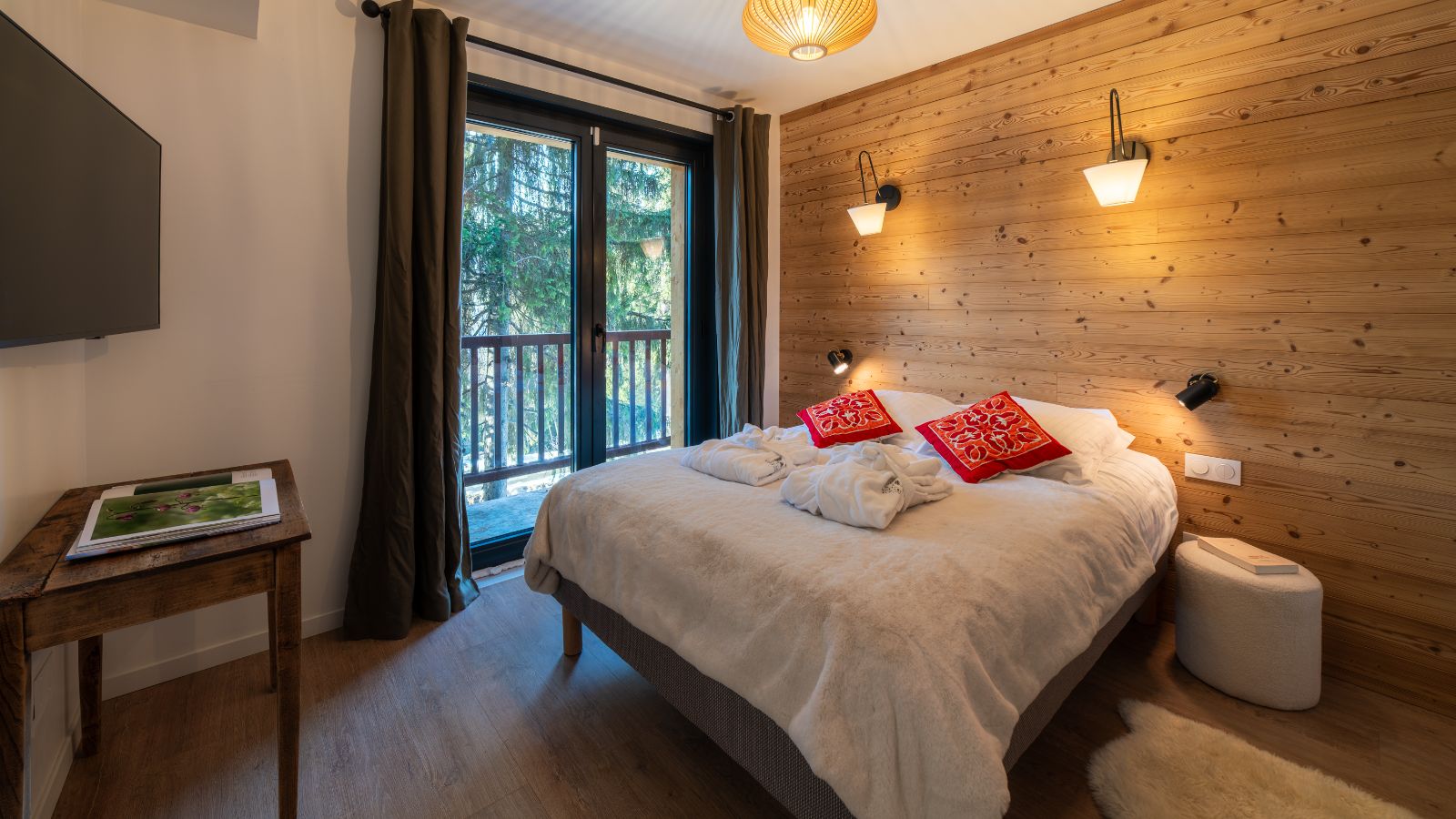 Luxury-Ski-Chalet-Chalet-du-Bois-Melay-LaPlagne-Oxford-Ski-Company-Bedroom (2).jpg
