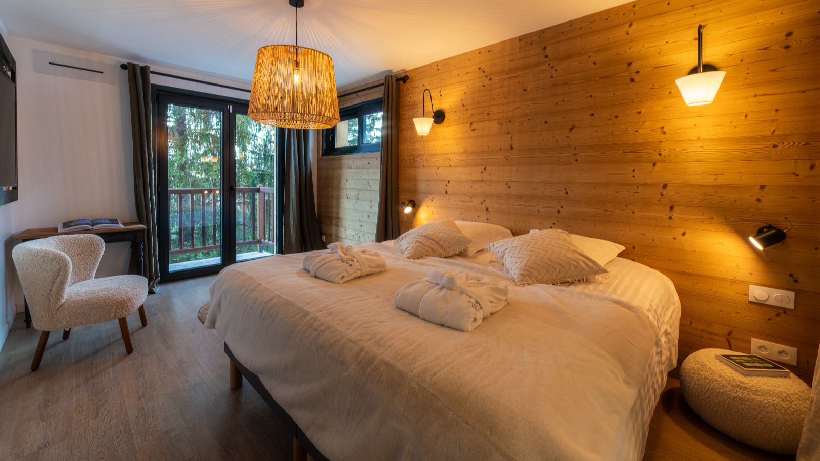 Luxury-Ski-Chalet-Chalet-du-Bois-Melay-LaPlagne-Oxford-Ski-Company-Bedroom (3).jpg