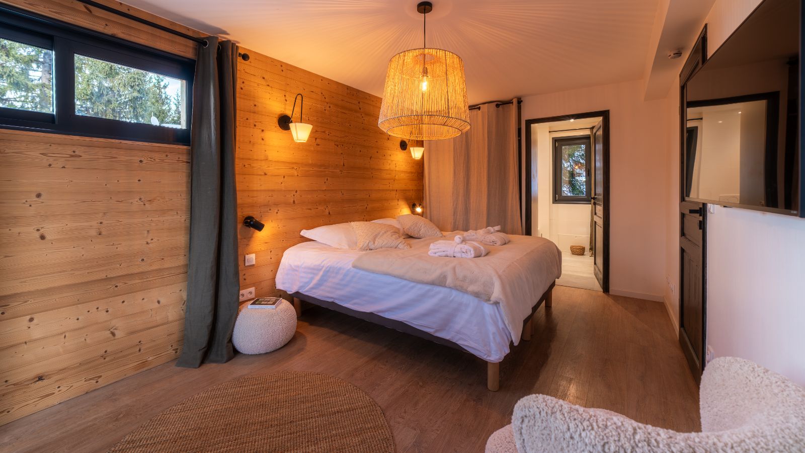 Luxury-Ski-Chalet-Chalet-du-Bois-Melay-LaPlagne-Oxford-Ski-Company-Bedroom (5).jpg