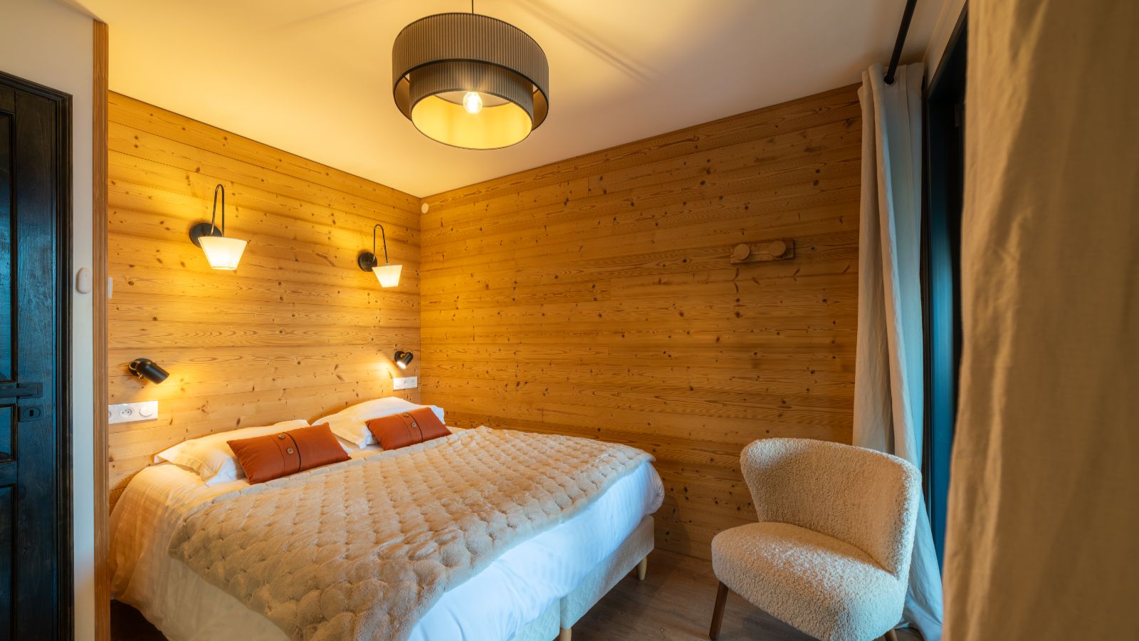 Luxury-Ski-Chalet-Chalet-du-Bois-Melay-LaPlagne-Oxford-Ski-Company-Bedroom (6).jpg