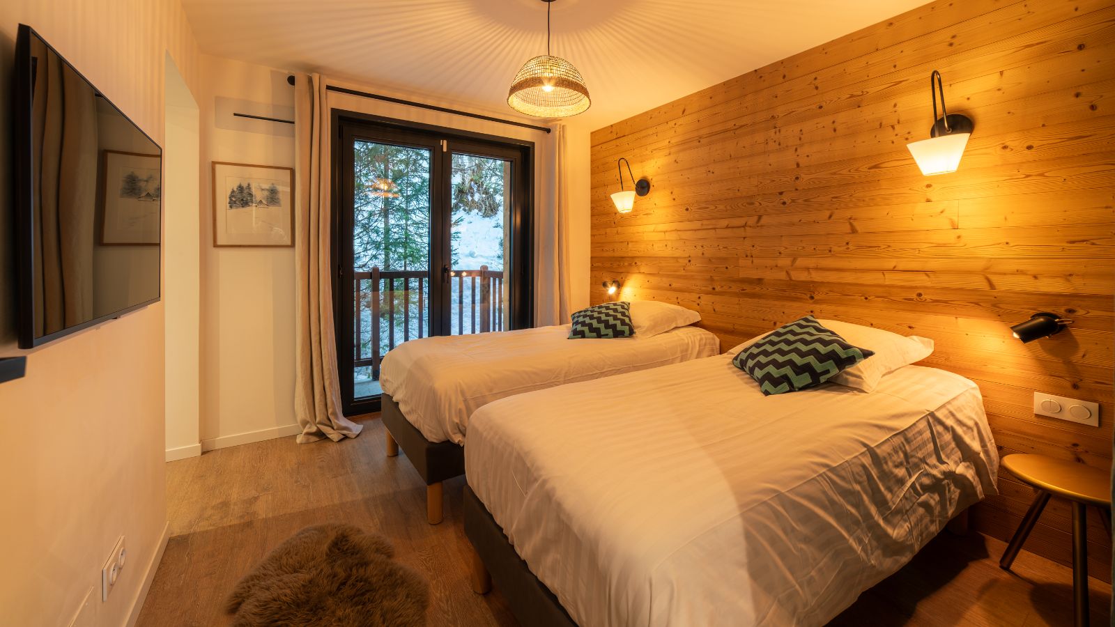 Luxury-Ski-Chalet-Chalet-du-Bois-Melay-LaPlagne-Oxford-Ski-Company-Bedroom (7).jpg