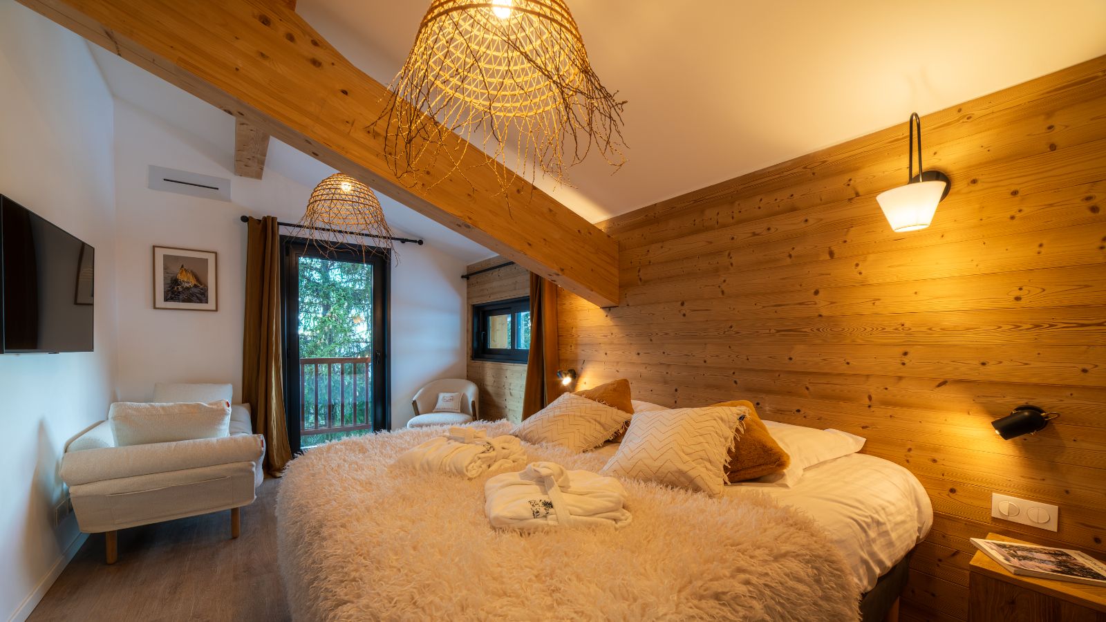 Luxury-Ski-Chalet-Chalet-du-Bois-Melay-LaPlagne-Oxford-Ski-Company-Bedroom (9).jpg