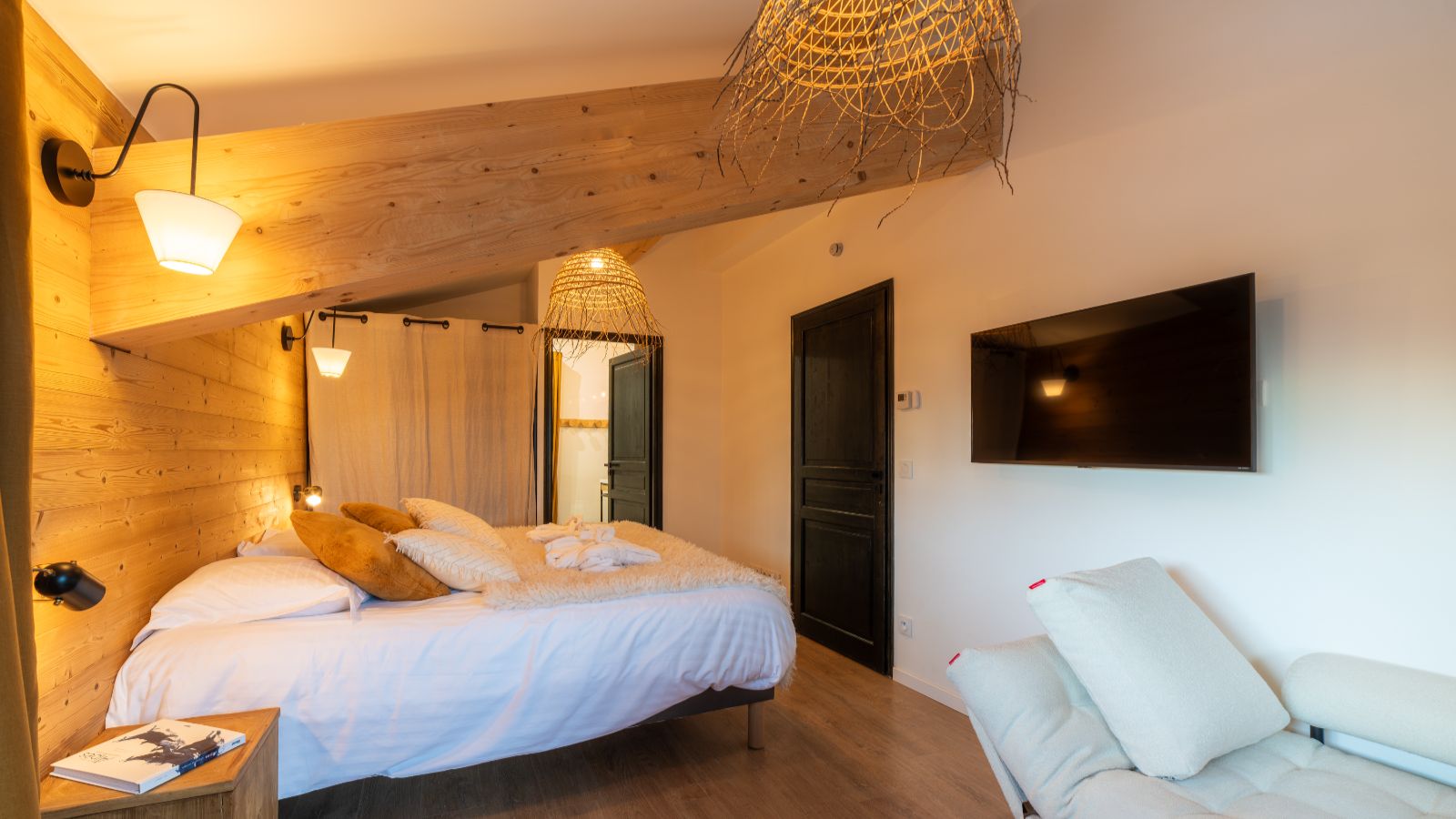 Luxury-Ski-Chalet-Chalet-du-Bois-Melay-LaPlagne-Oxford-Ski-Company-Bedroom (10).jpg