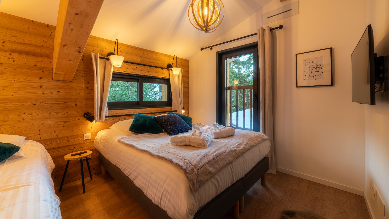 Luxury-Ski-Chalet-Chalet-du-Bois-Melay-LaPlagne-Oxford-Ski-Company-Bedroom (11).jpg