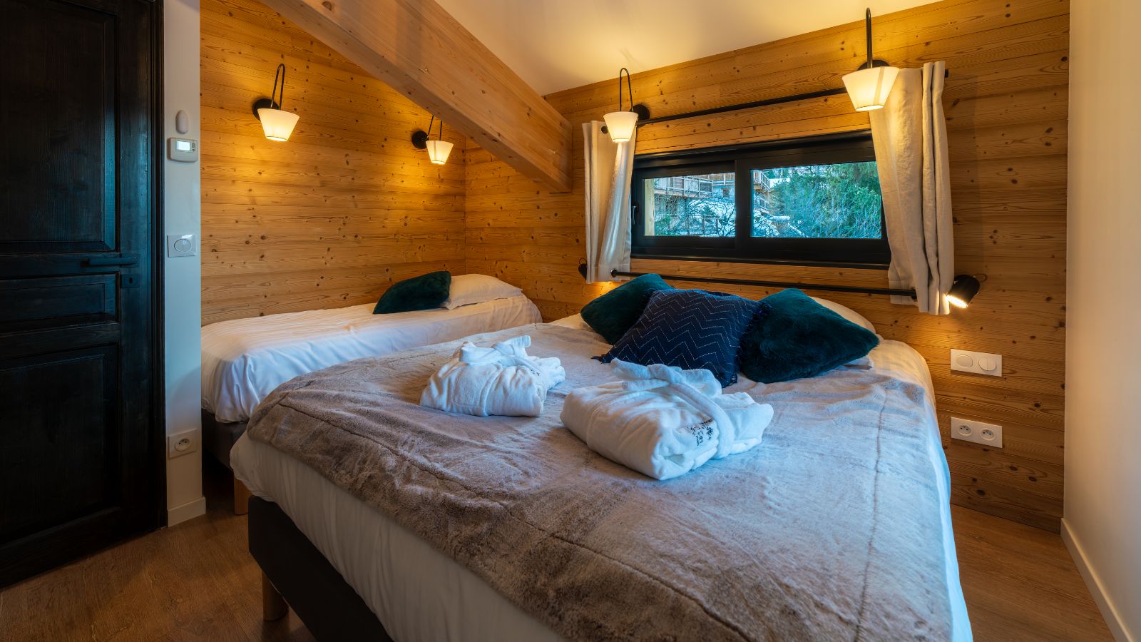 Luxury-Ski-Chalet-Chalet-du-Bois-Melay-LaPlagne-Oxford-Ski-Company-Bedroom (12).jpg