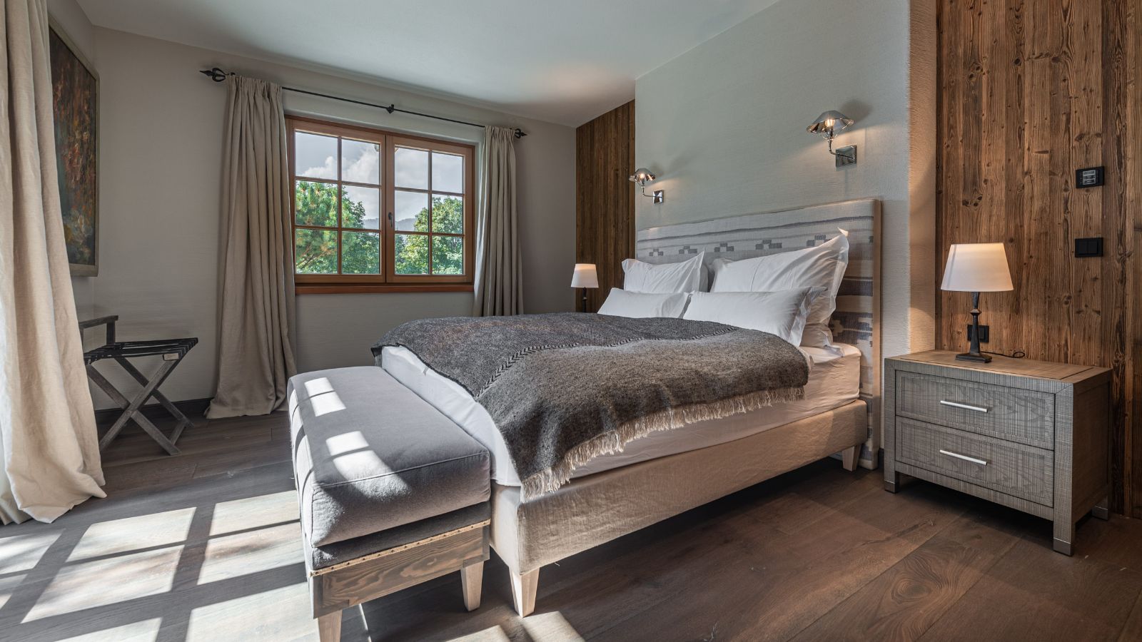 Luxury-Ski-Chalet-Kitzbuhel-Chalet-Schwarzsee-Oxford-Ski-Bedroom (7).jpg