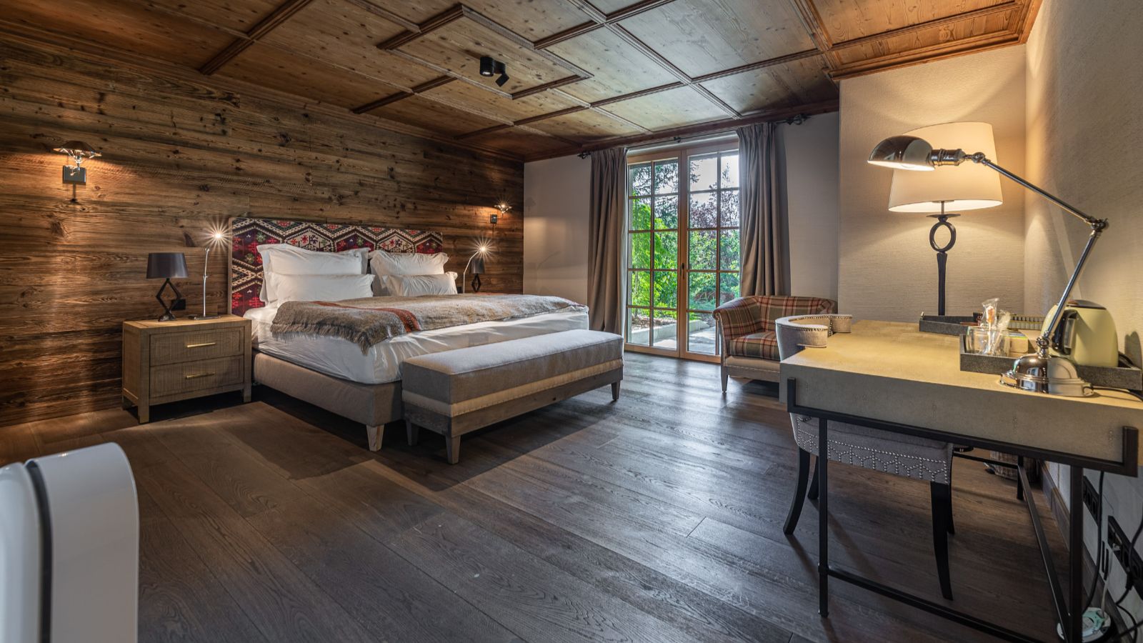 Luxury-Ski-Chalet-Kitzbuhel-Chalet-Schwarzsee-Oxford-Ski-Bedroom (15).jpg