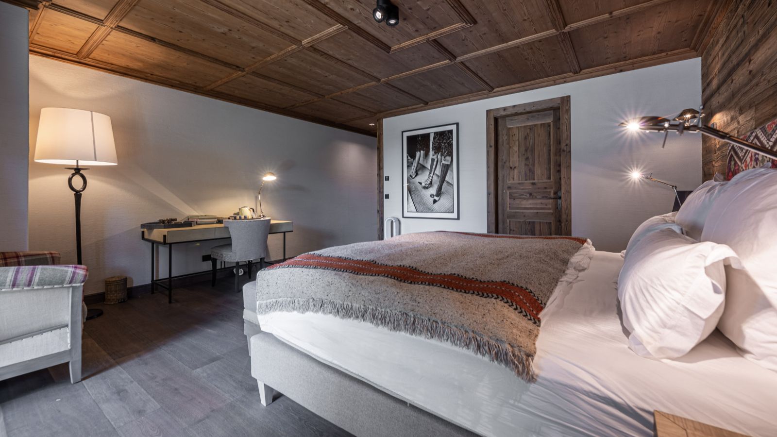 Luxury-Ski-Chalet-Kitzbuhel-Chalet-Schwarzsee-Oxford-Ski-Bedroom (18).jpg