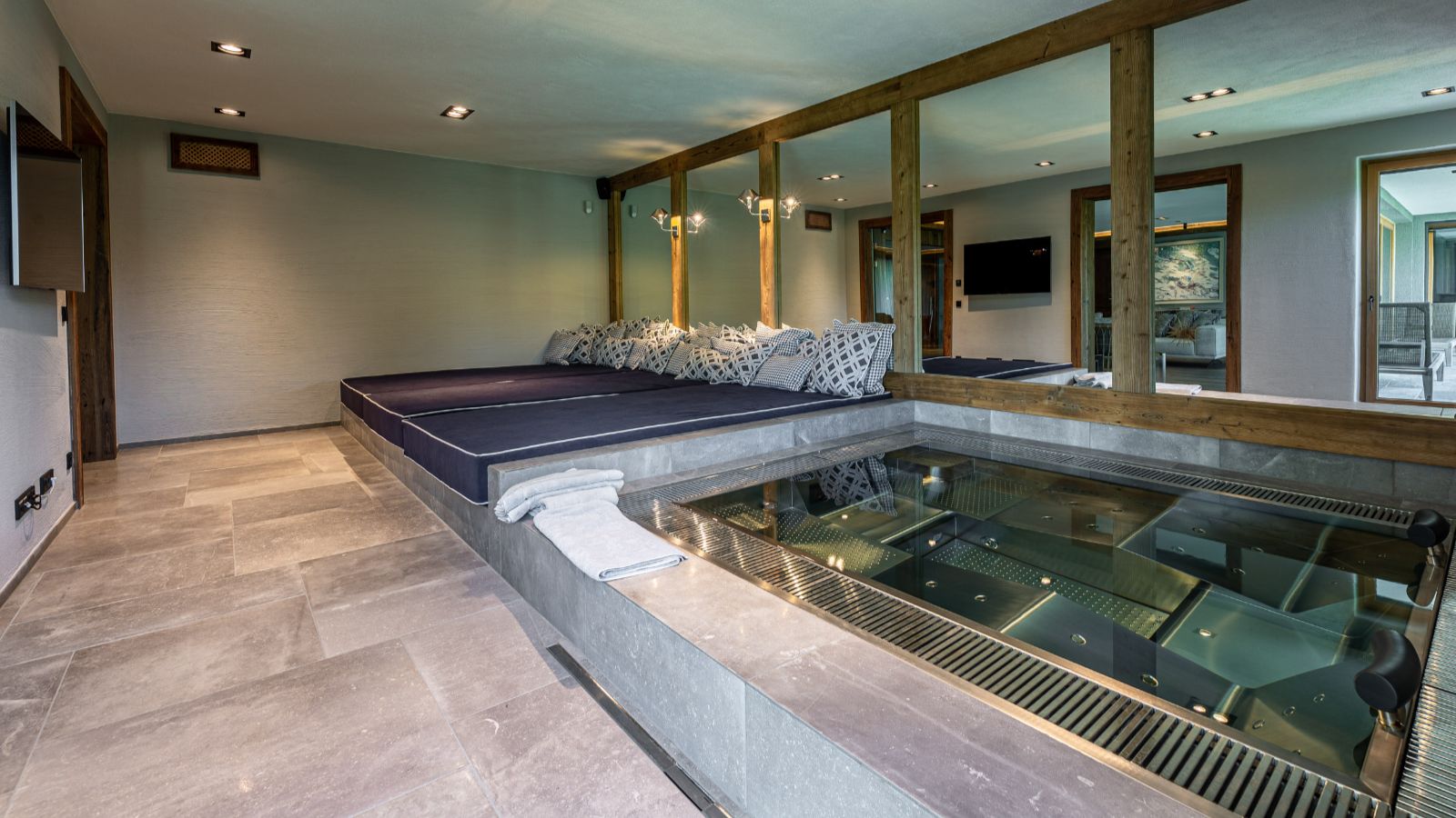 Luxury-Ski-Chalet-Kitzbuhel-Chalet-Schwarzsee-Oxford-Ski-Pool.jpg