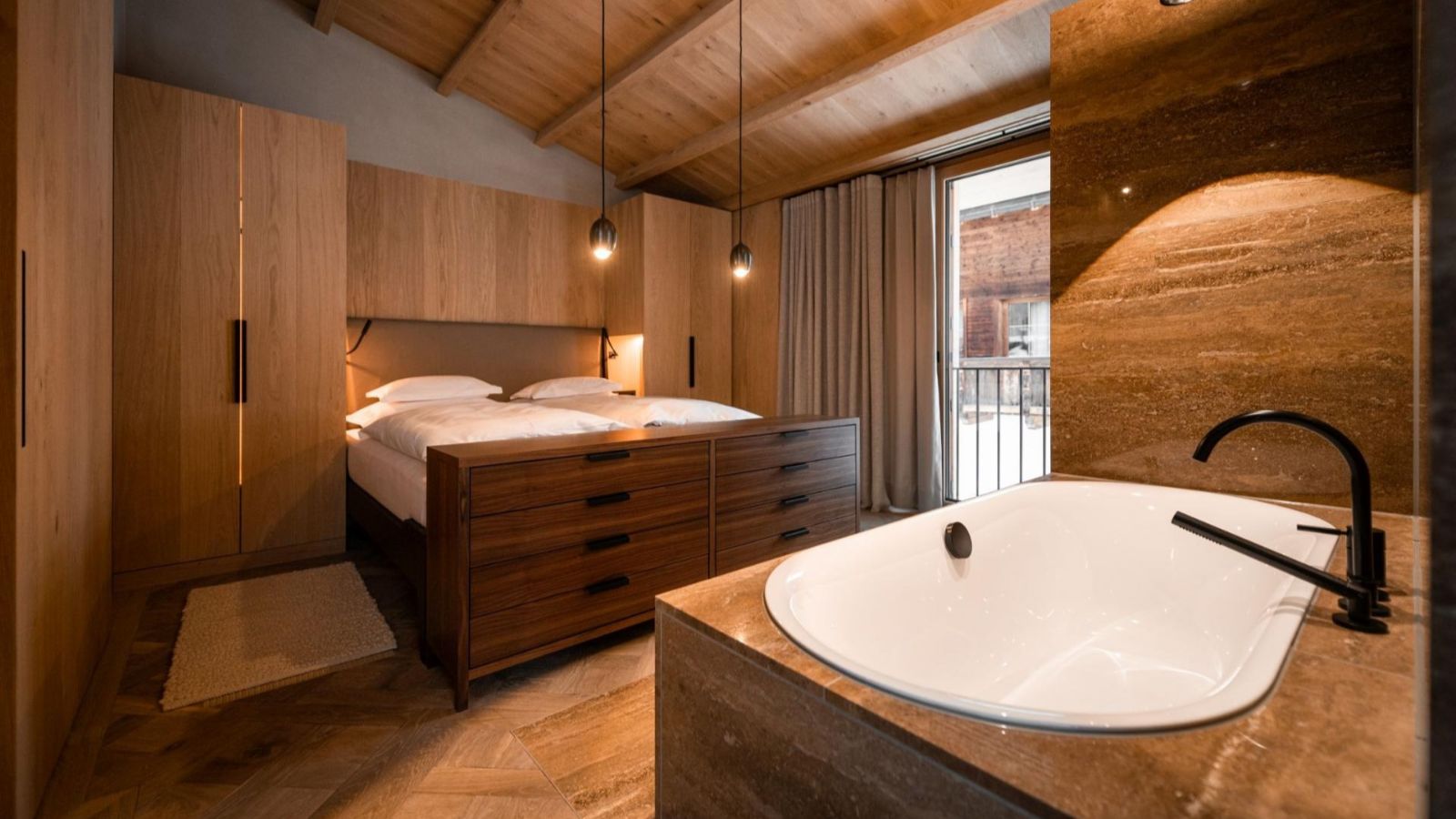 Luxury-Ski-Chalet-Lech-Arla-Vintage-Suite-Oxford-Ski-Bedroom (6).jpg