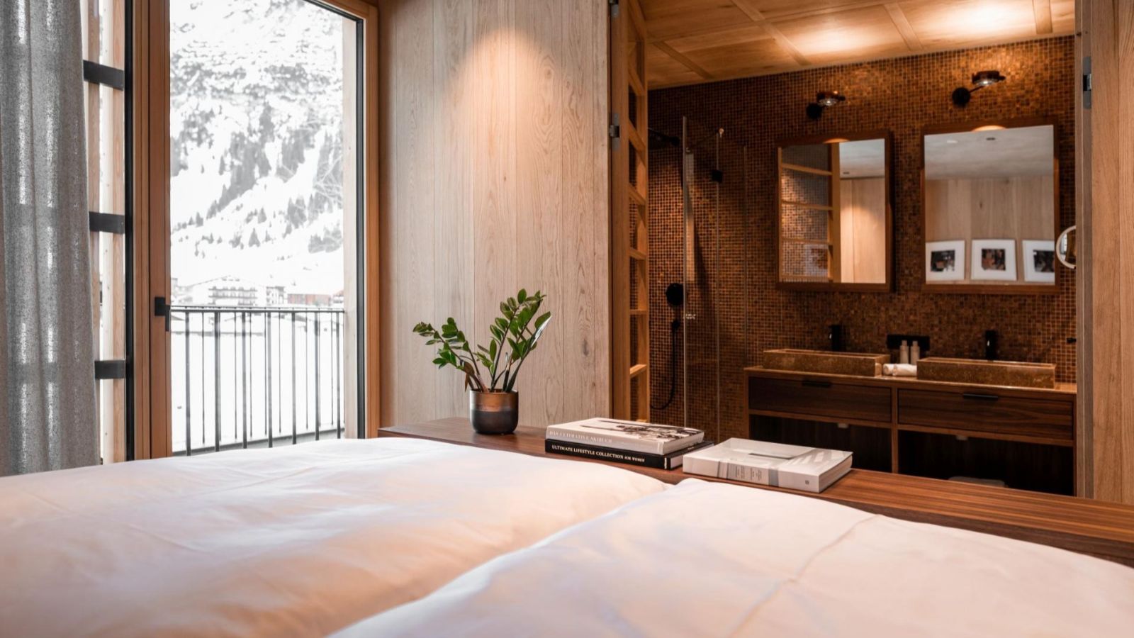 Luxury-Ski-Chalet-Lech-Arla-Modern-Suite-Oxford-Ski-Bedroom (8).jpg