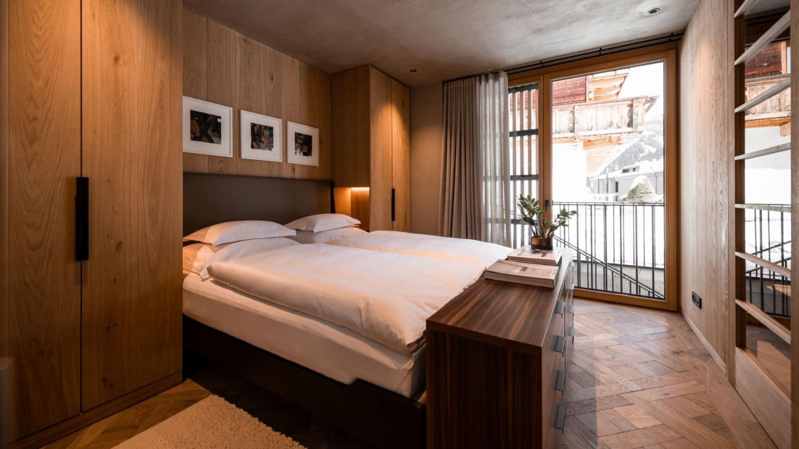 Luxury-Ski-Chalet-Lech-Arla-Modern-Suite-Oxford-Ski-Bedroom (9).jpg