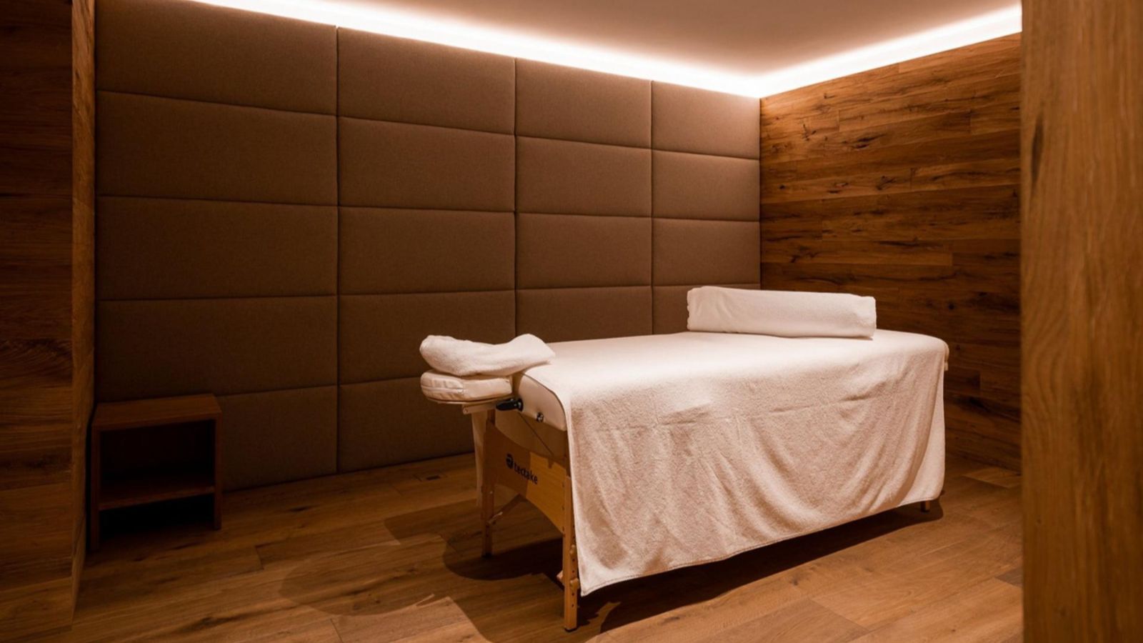 Luxury-Ski-Chalet-Arla-Grand-Alpine-Home-Lech-Oxford-Ski-Massage-Room (6).jpg