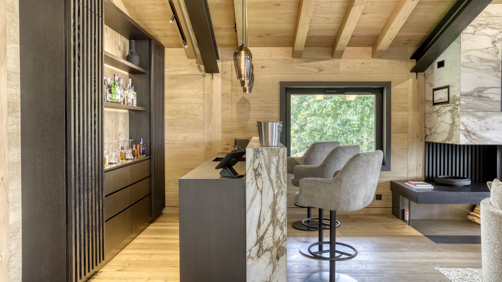 Luxury-Ski-Megeve-Chalet Oliver-Oxford-Ski-Company-Bar (2).jpg