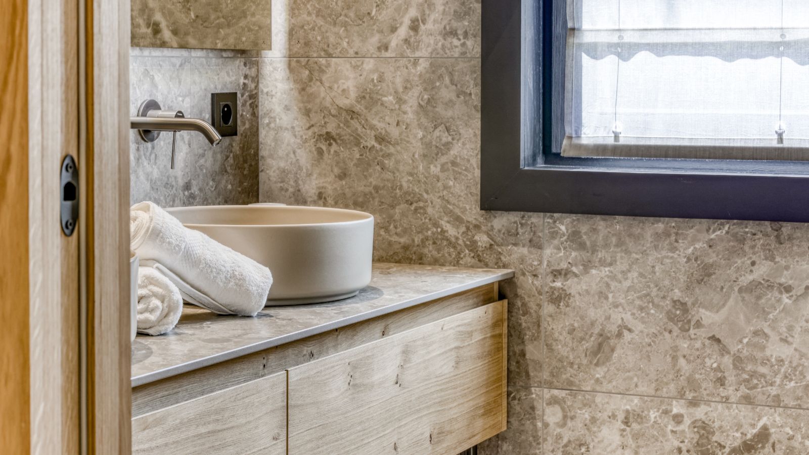 Luxury-Ski-Megeve-Chalet Oliver-Oxford-Ski-Company-Bathroom (5).jpg