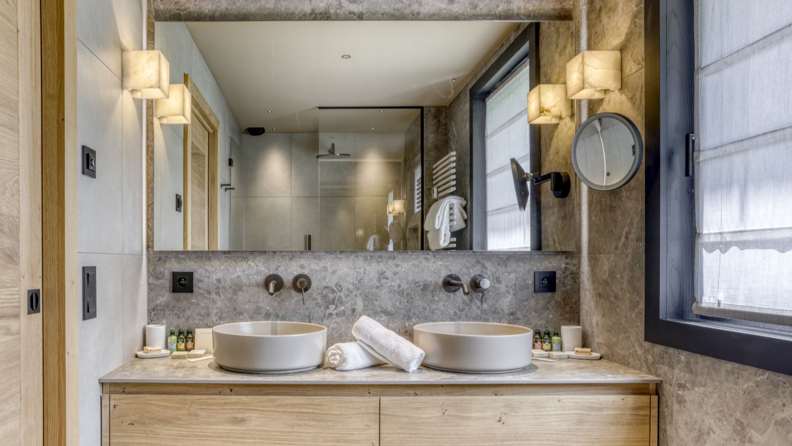 Luxury-Ski-Megeve-Chalet Oliver-Oxford-Ski-Company-Bathroom (6).jpg