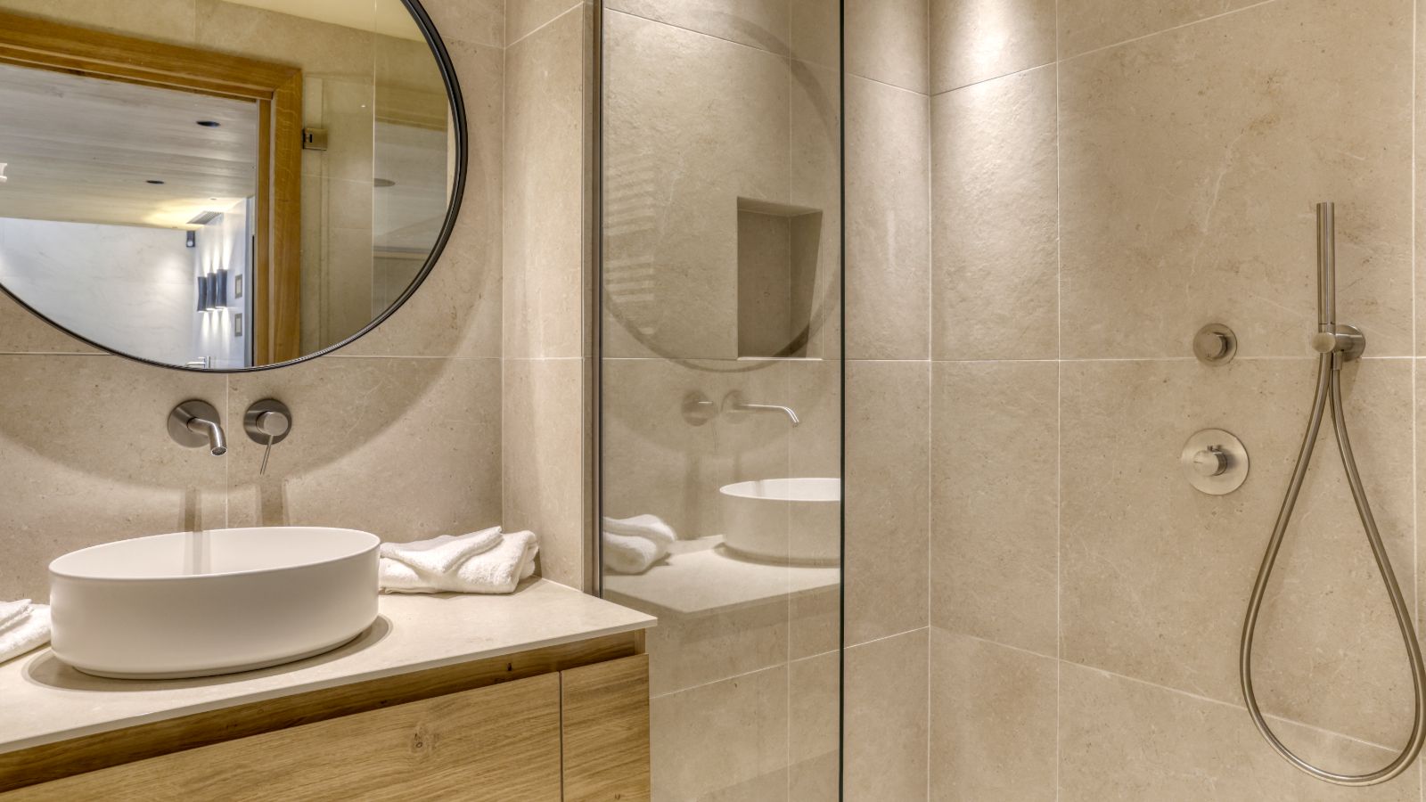 Luxury-Ski-Megeve-Chalet Oliver-Oxford-Ski-Company-bathroom (9).jpg