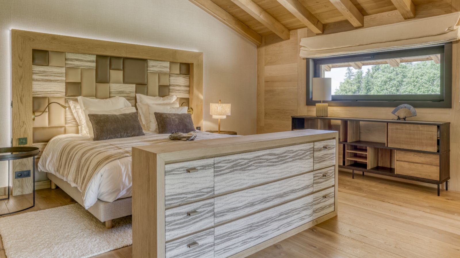 Luxury-Ski-Megeve-Chalet Oliver-Oxford-Ski-Company-Bedroom (2).jpg