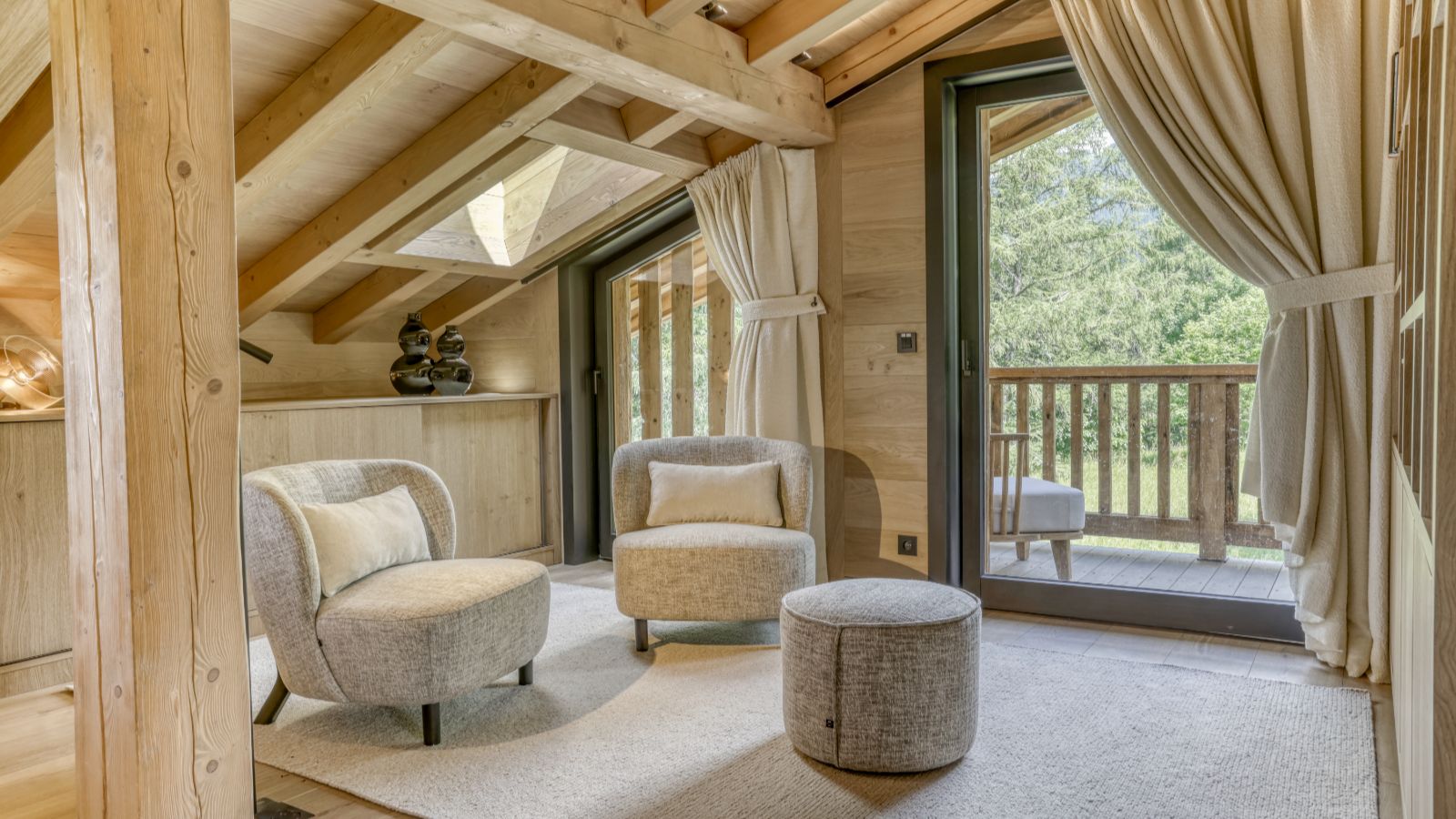 Luxury-Ski-Megeve-Chalet Oliver-Oxford-Ski-Company-bedroom (4).jpg