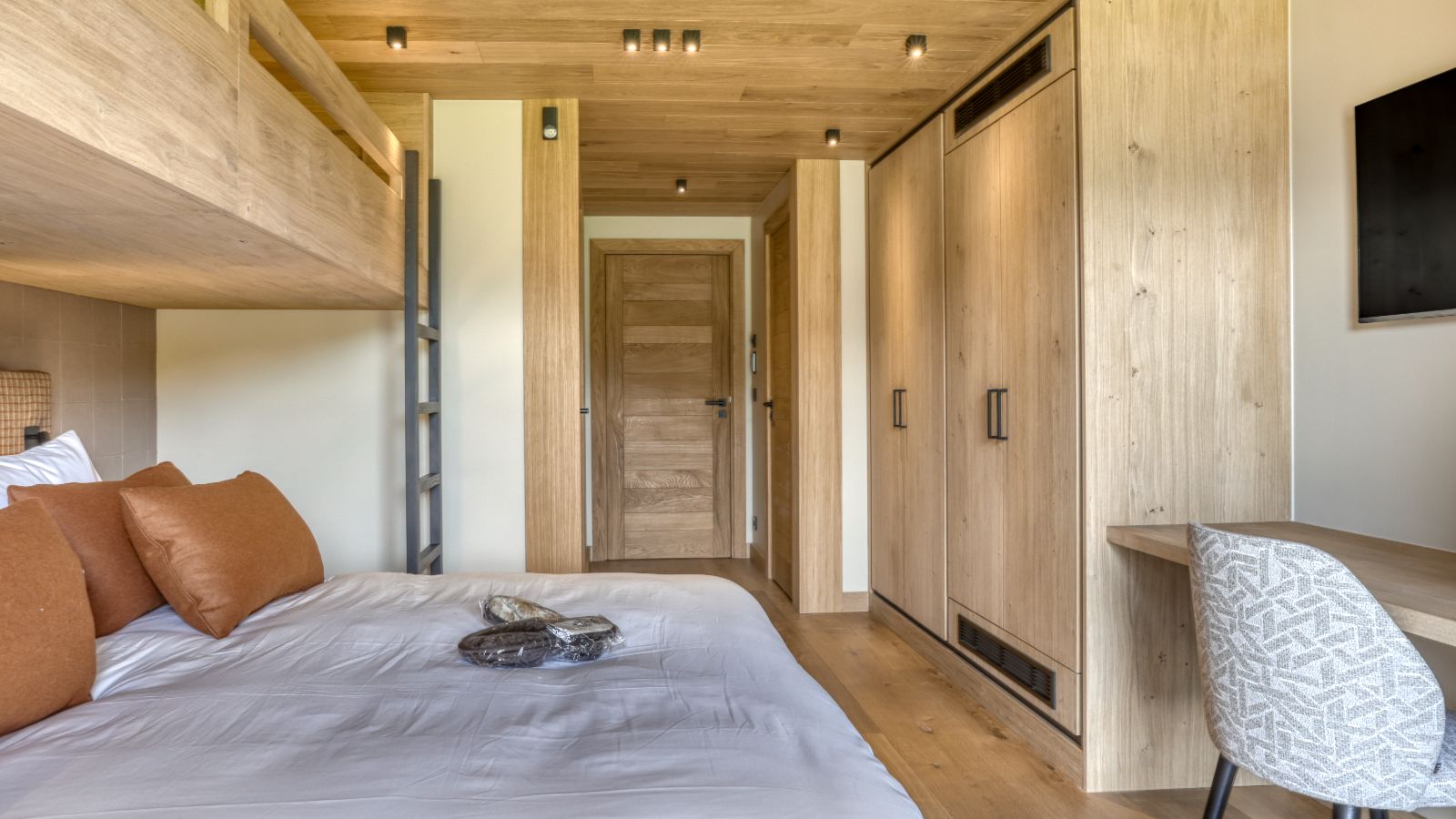 Luxury-Ski-Megeve-Chalet Oliver-Oxford-Ski-Company-bedroom (6).jpg